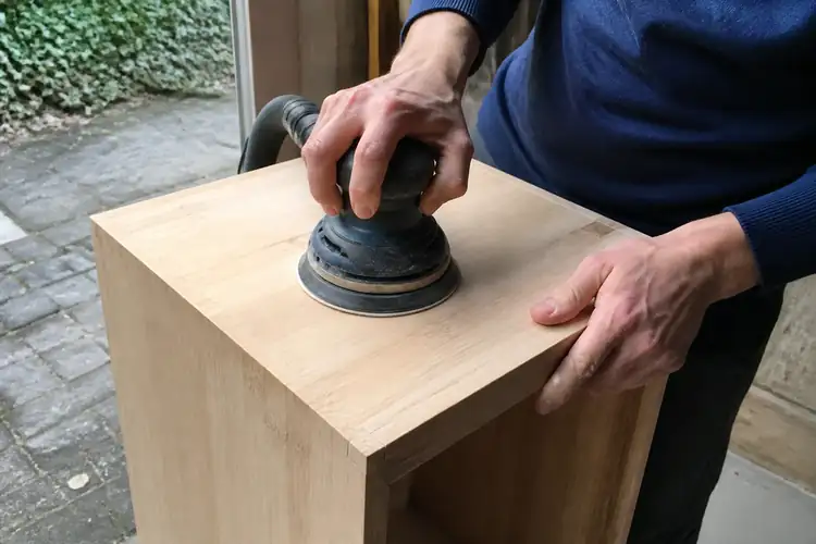 Houten projecten afwerken en schuren